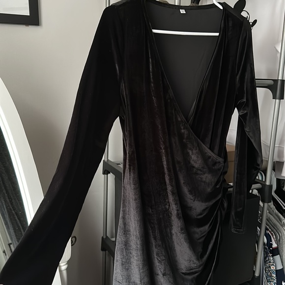Black velvet dress - Picture 2 of 3